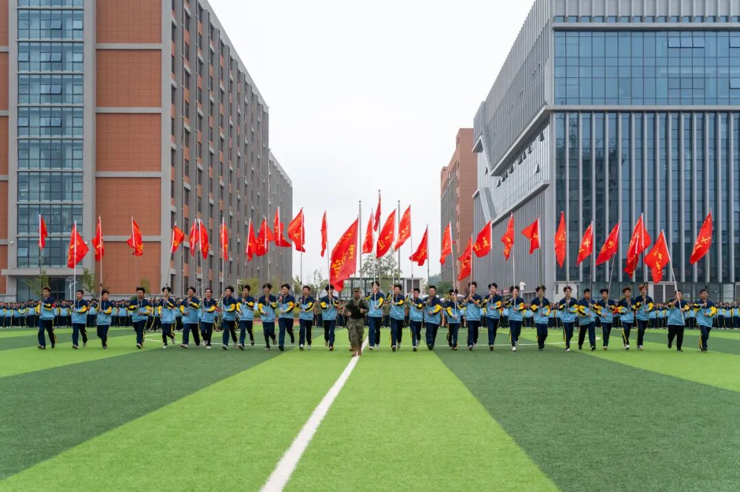 西安明德理工学院2026级学生开学典礼暨军训总结表彰大会圆满举行