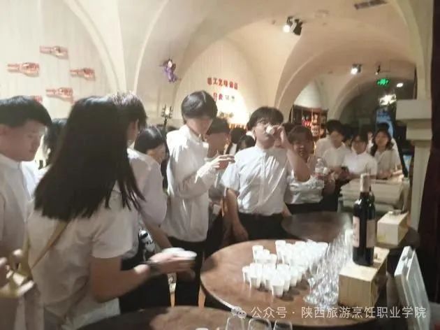 陕西旅游烹饪职业学院师生代表走进张裕瑞那城堡酒庄“探寻酒文化”