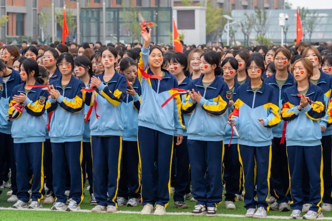 西安明德理工学院2026级学生开学典礼暨军训总结表彰大会圆满举行