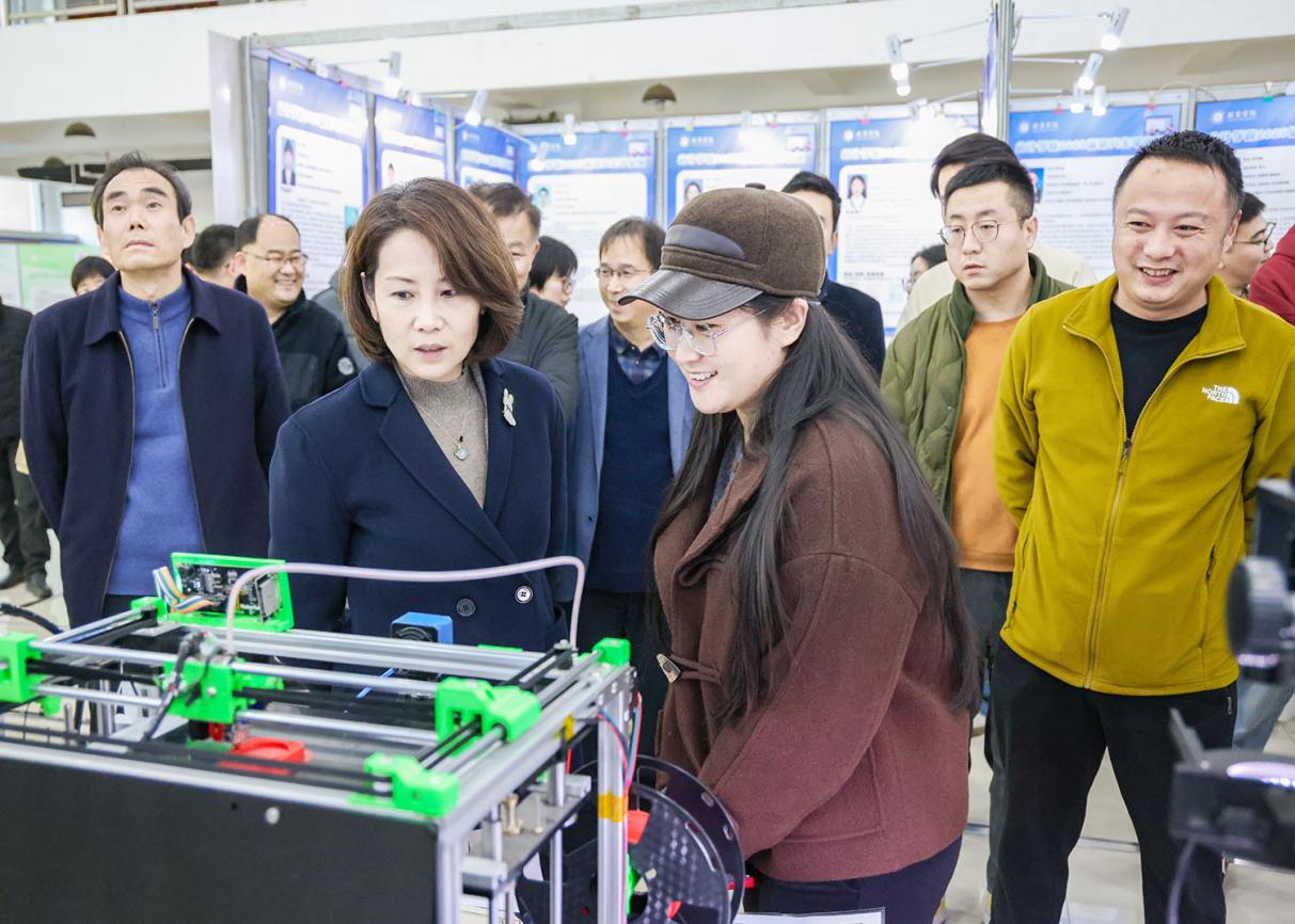 图9 西京学院2025届研究生毕业成果展开展