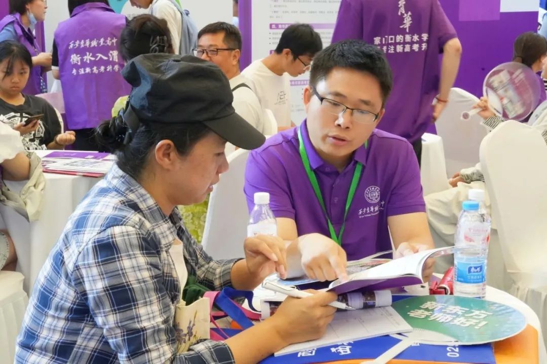 火速围观 | 西安育华职业高中中招会首日火爆现场正在进行时