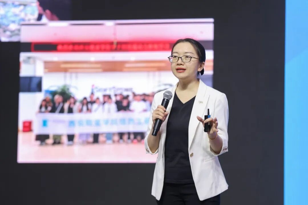 西安欧亚学院信息工程学院教师陈丛作《定向未来，看见每一束微光》主题分享