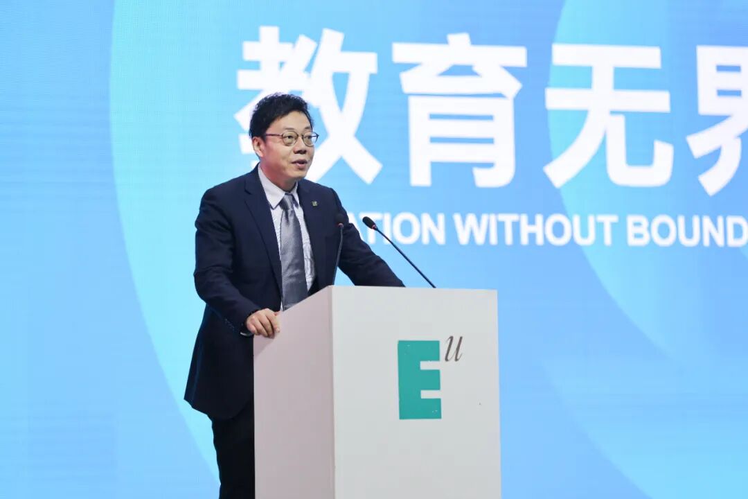 西安欧亚学院副校长李正主持学校2025年终工作会议