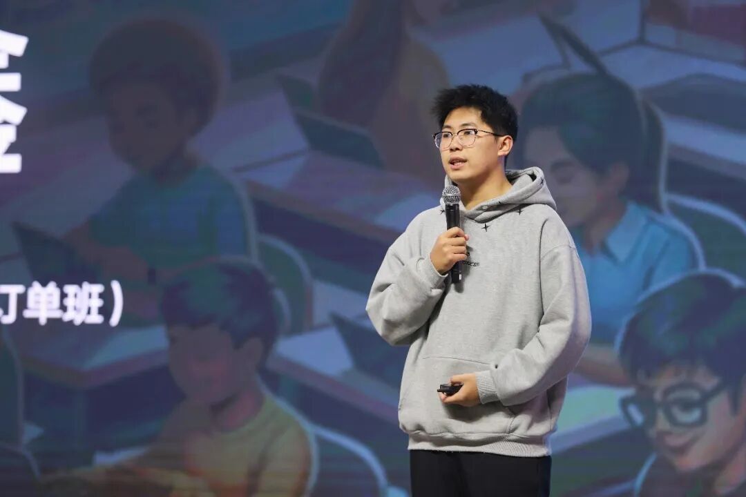 西安欧亚学院信息工程学院软件工程专业数字技术订单班2025级学生李鑫作《定向未来，看见每一束微光》主题分享