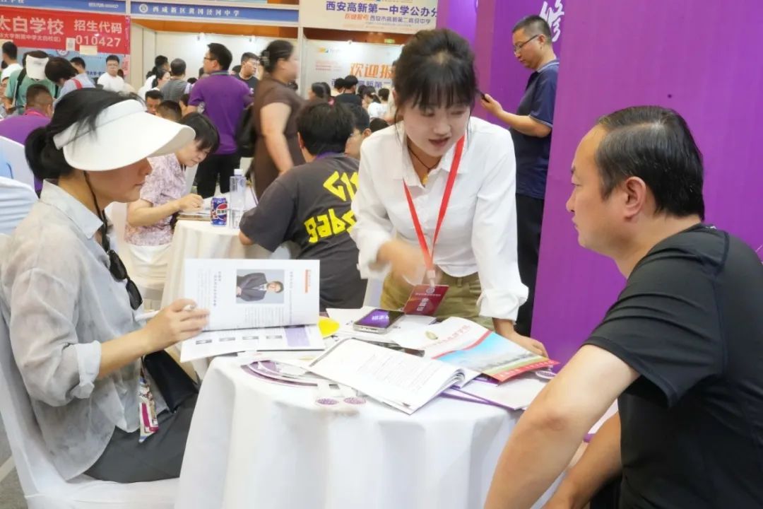 火速围观 | 西安育华职业高中中招会首日火爆现场正在进行时