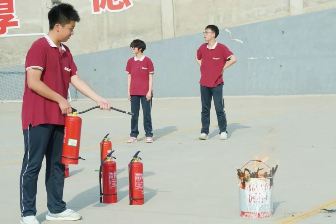 西安育华职业高中2025年防震消防安全演练：筑牢生命防线，守护你我安全