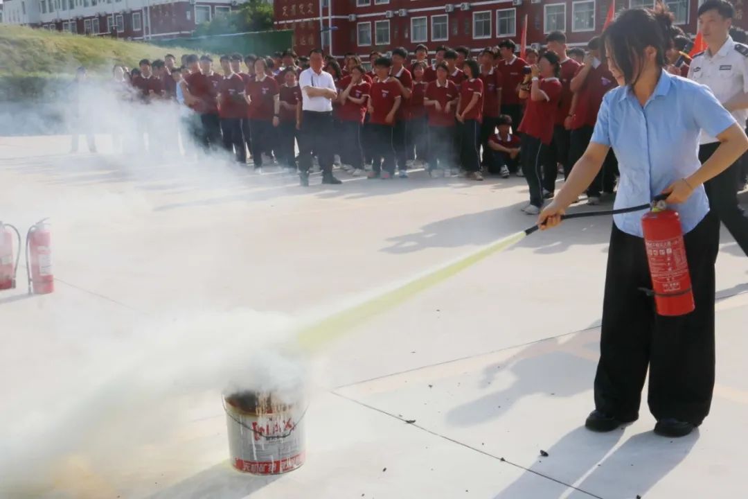 西安育华职业高中2025年防震消防安全演练：筑牢生命防线，守护你我安全