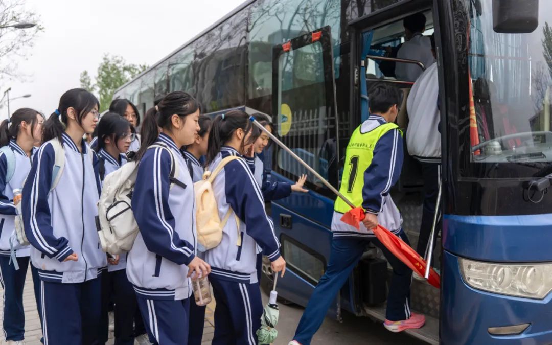 “探秘秦岭地质，守护绿色家园”西安现代综合职业高中研学活动