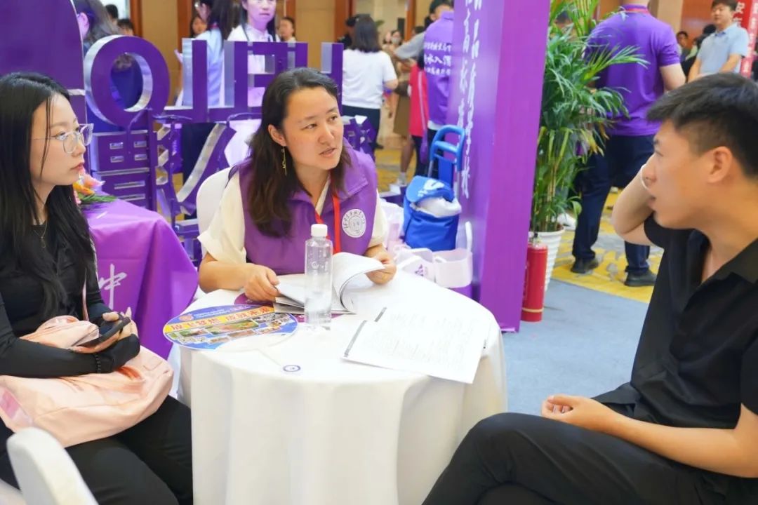 火速围观 | 西安育华职业高中中招会首日火爆现场正在进行时