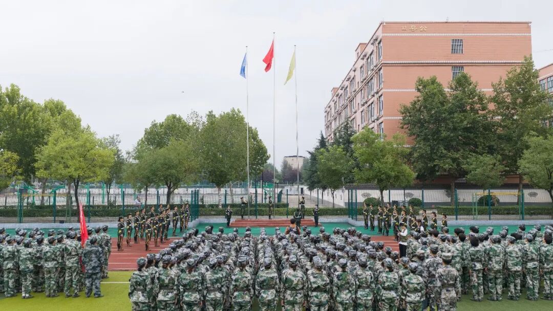 西安城市建设职业学院举行2026级新生开学典礼暨军训总结表彰大会