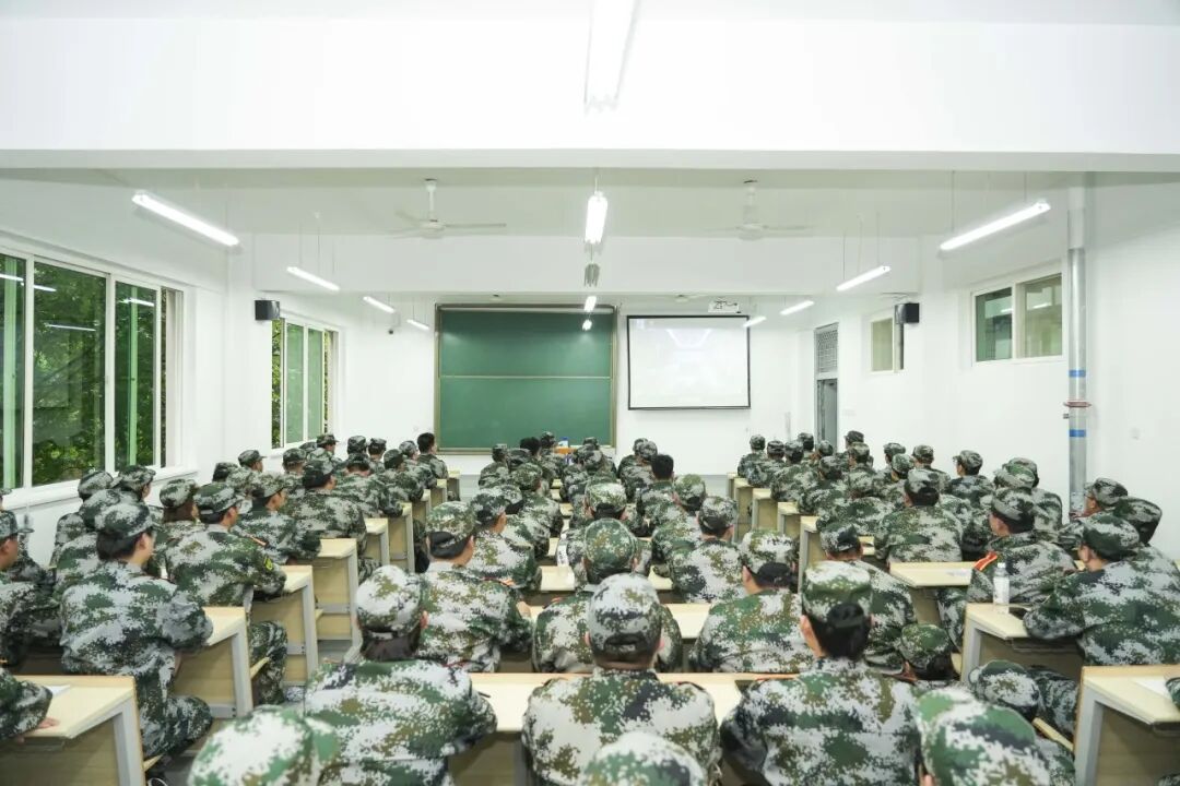 直击西安汽车职业大学2026级新生军训现场（白鹿原校区）
