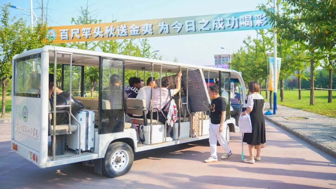 “新”光熠熠｜多图直击西安城市建设职业学院2026级新生报到现场！