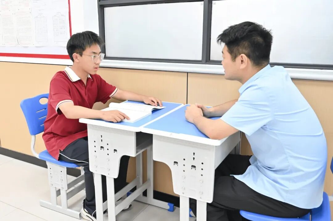 两面锦旗，一份信任：西安育华职业高中“严管厚爱”让成长可见！