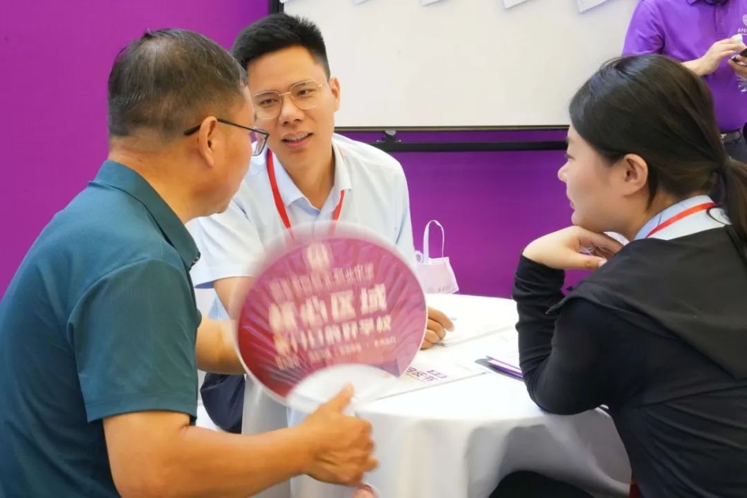 火速围观 | 西安育华职业高中中招会首日火爆现场正在进行时