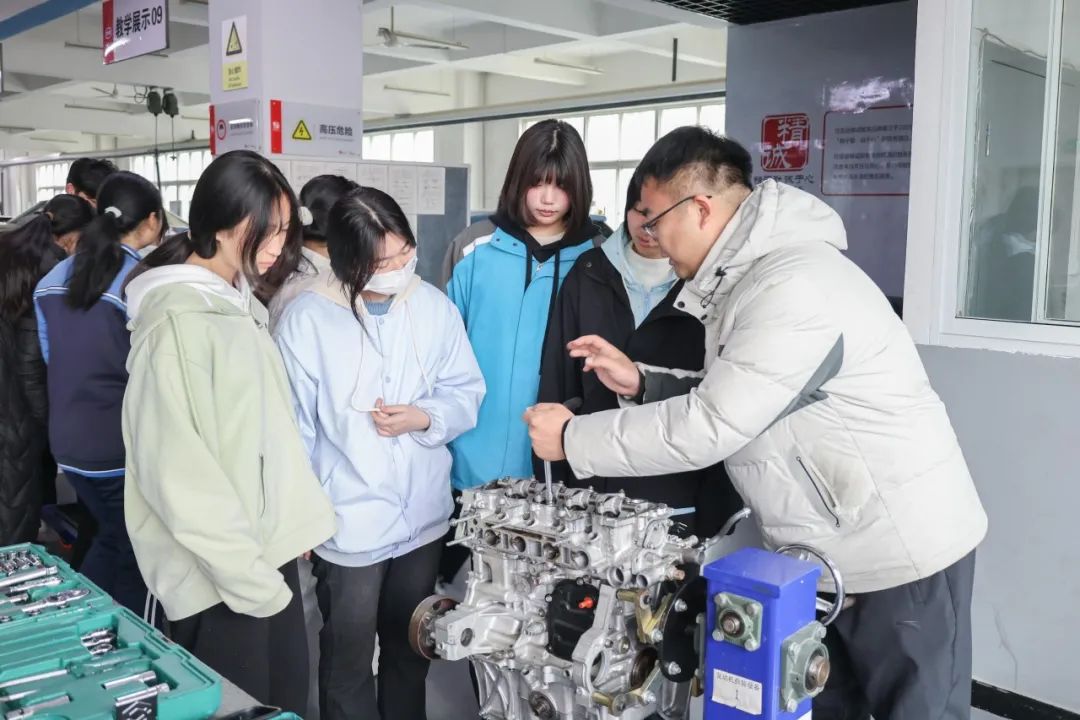 西安市鹿原中学师生到西安交通职业学校开展研学实践暨科学教育体验活动