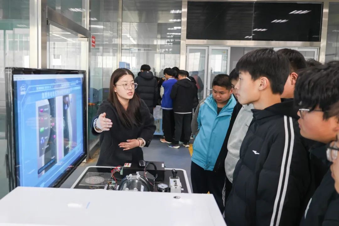 西安市鹿原中学师生到西安交通职业学校开展研学实践暨科学教育体验活动