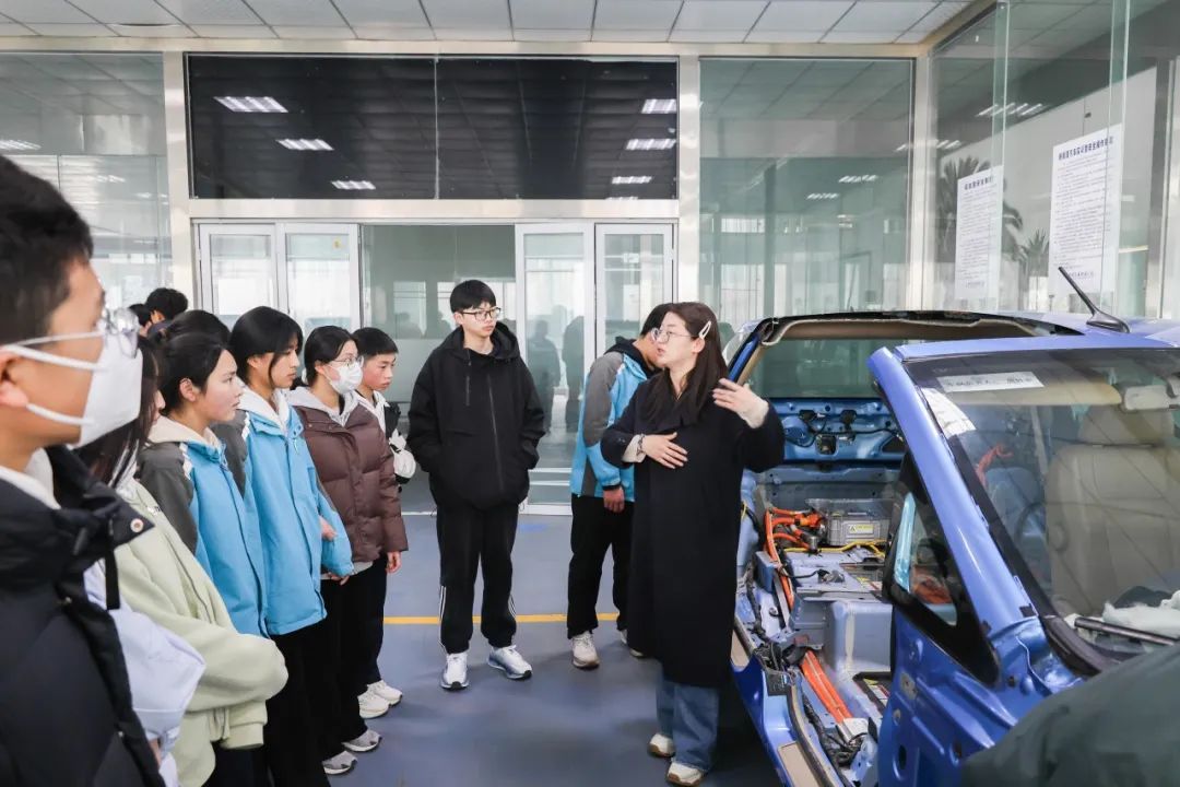 西安市鹿原中学师生到西安交通职业学校开展研学实践暨科学教育体验活动