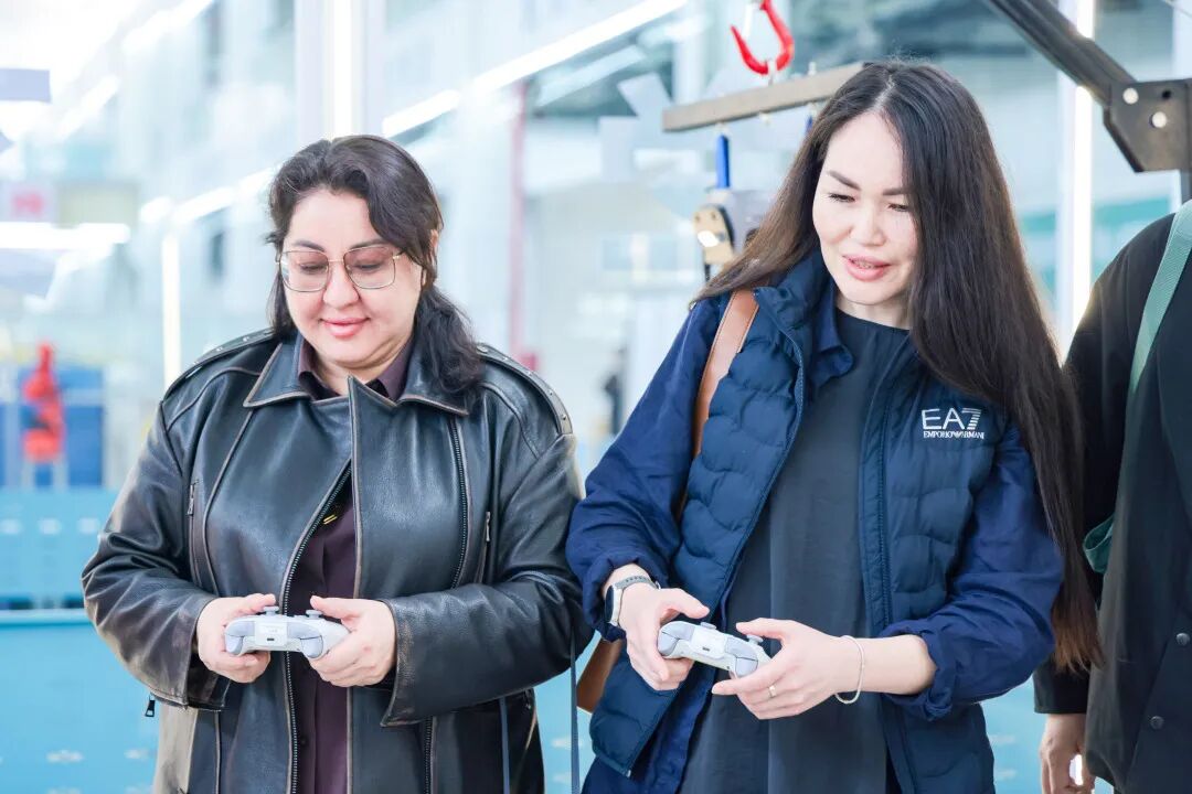 科技无界，友谊相融！哈萨克斯坦研学团探秘西京学院机器人实验室