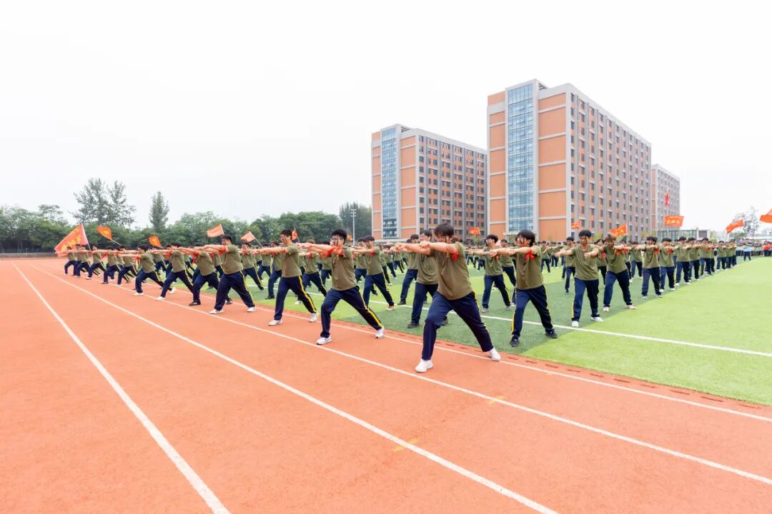 西安明德理工学院2026级学生开学典礼暨军训总结表彰大会圆满举行