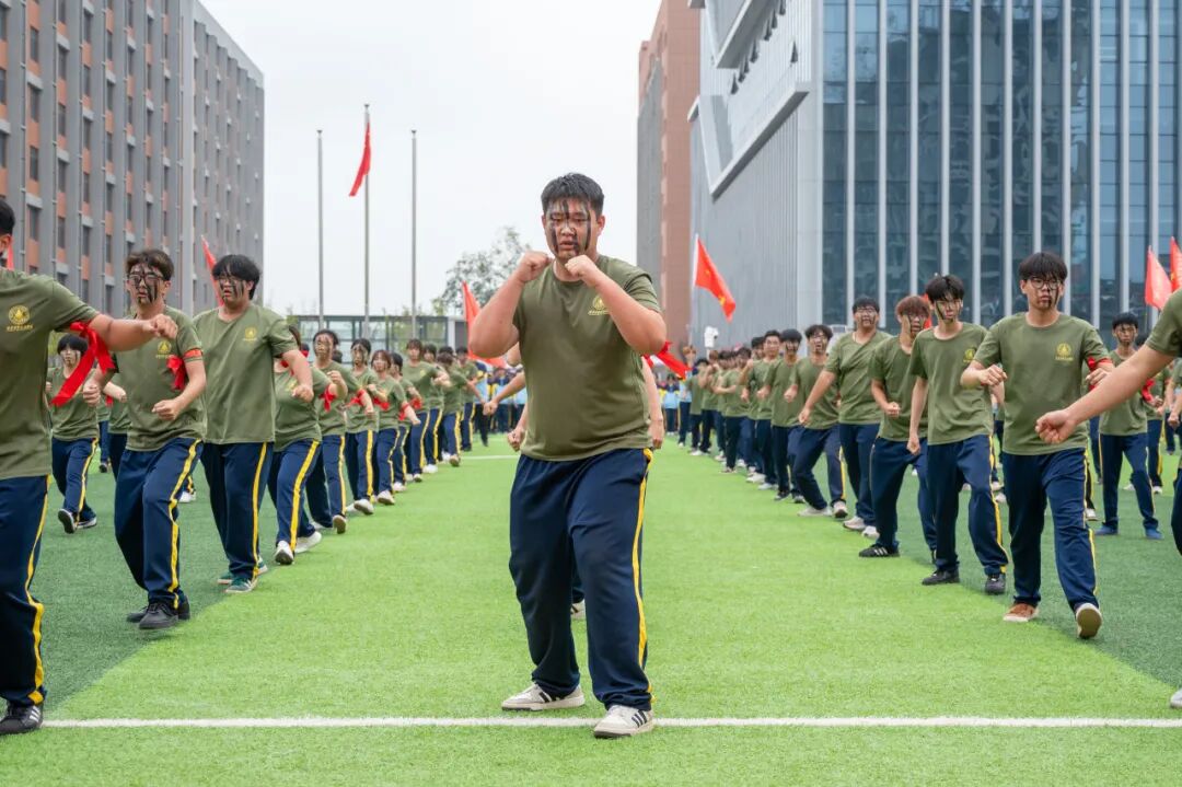 西安明德理工学院2026级学生开学典礼暨军训总结表彰大会圆满举行