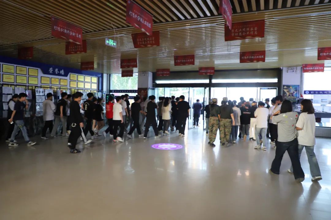 西安轨道交通技师学院成功开展2025年防火防汛防震综合演练