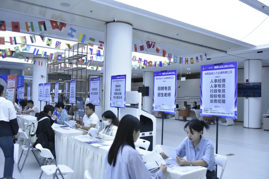 西安轨道交通技师学院学子奔赴“千校万岗”招聘会，探寻未来新方向！