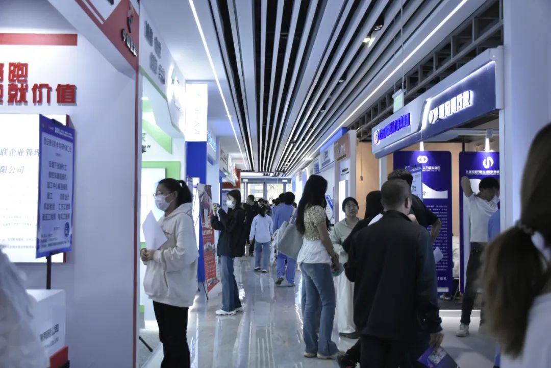 西安轨道交通技师学院学子奔赴“千校万岗”招聘会，探寻未来新方向！