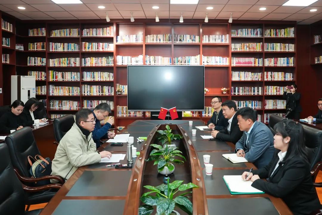 校党委副书记、副校长管忠民作工作汇报