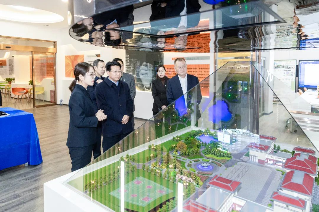 专家组实地走访检查工业 4.0 示范基地