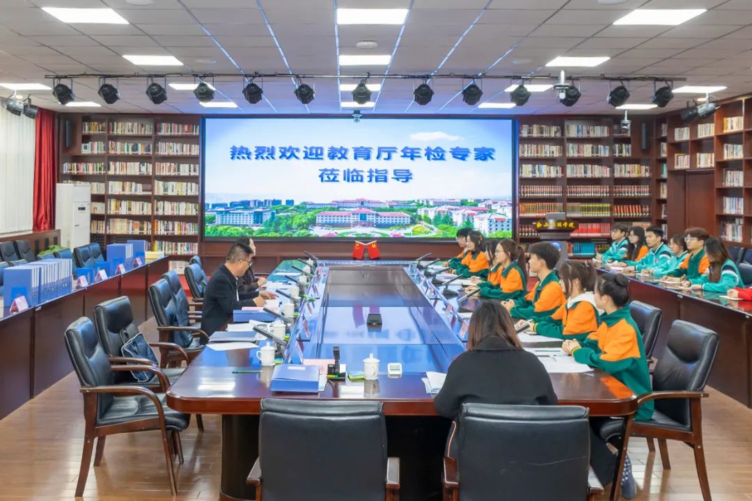 校党委副书记、副校长管忠民作工作汇报