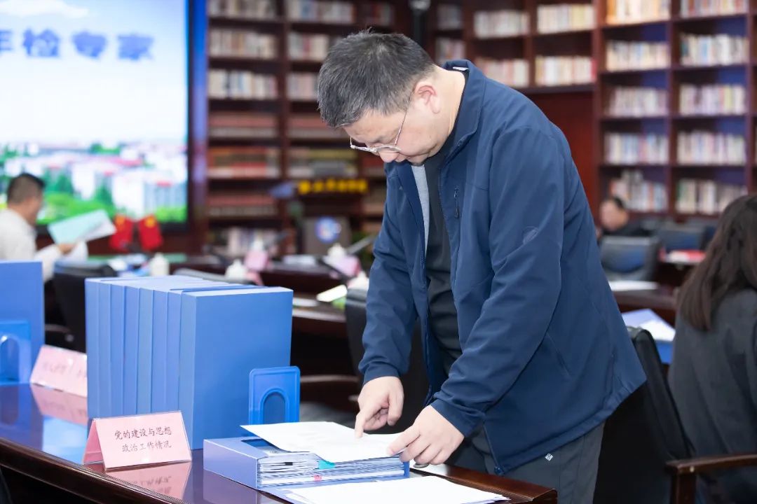 校党委副书记、副校长管忠民作工作汇报