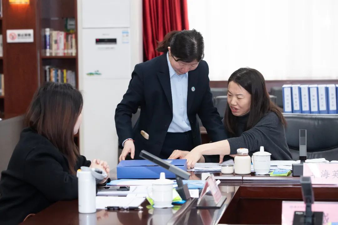 校党委副书记、副校长管忠民作工作汇报