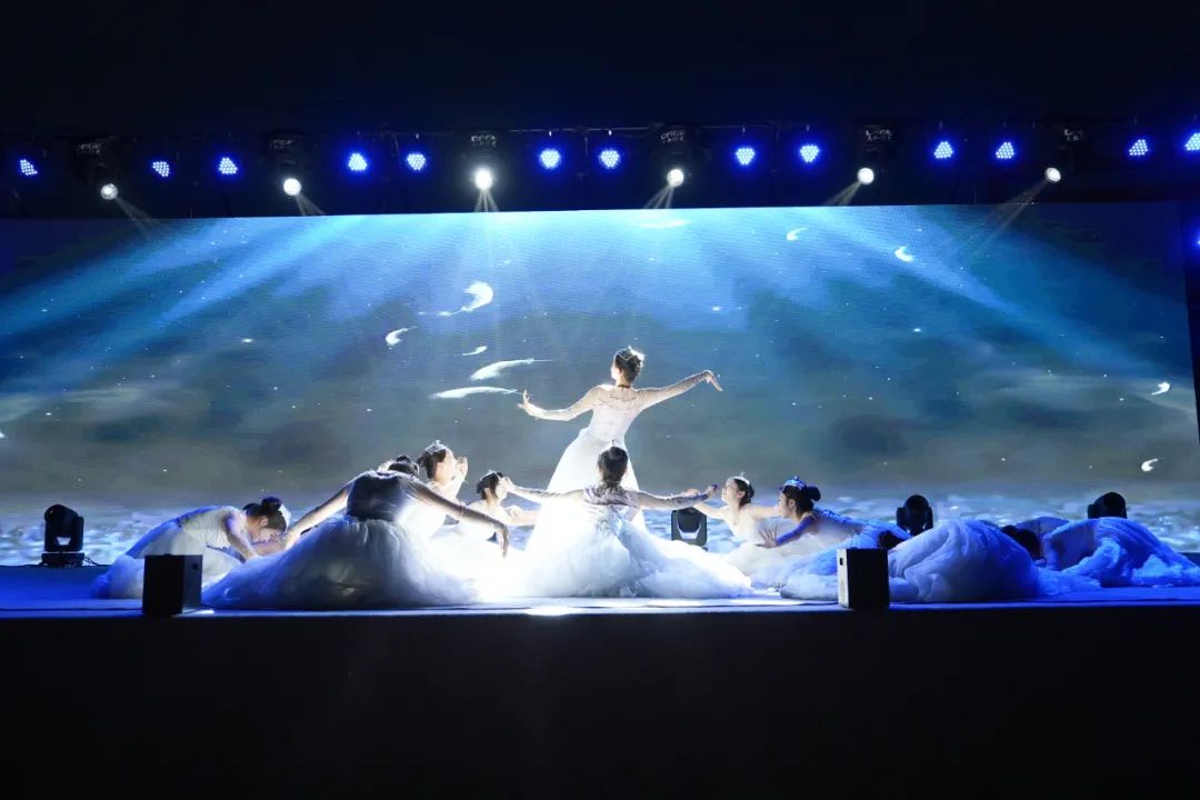 震撼！温暖！感动！青春！西安博雅艺术职业高中职教活动周展演暨2025届毕业晚会