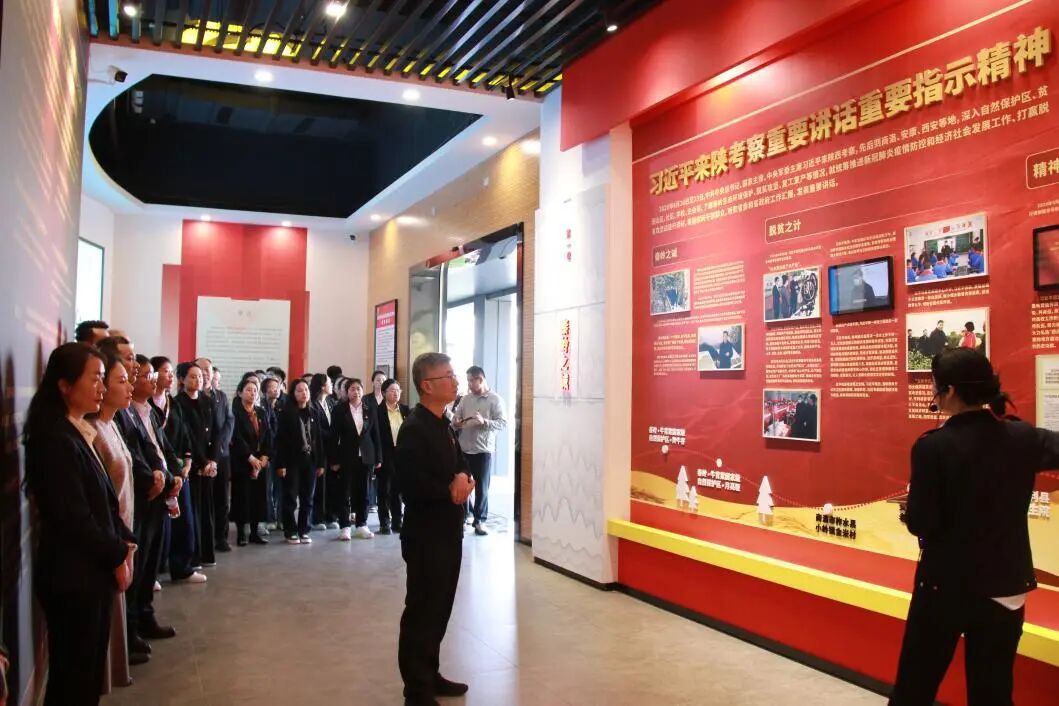 西安培华学院党委将廉政教育学习课堂搬到秦岭北麓开展专题学习