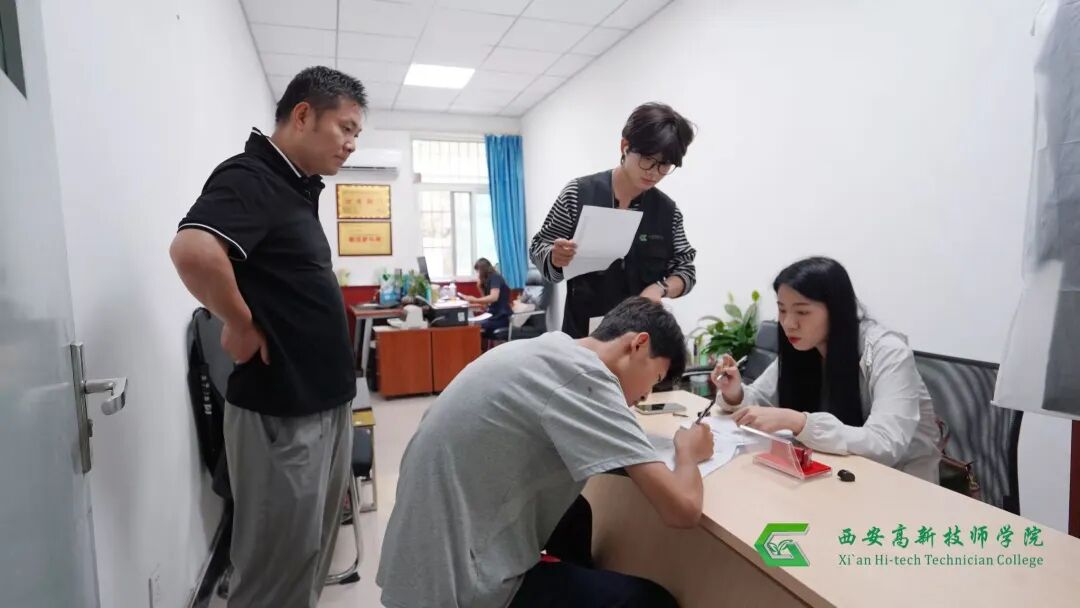 西安高新技师学院2026级新生顺利报到