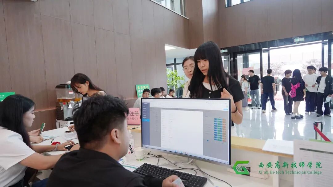 西安高新技师学院2026级新生顺利报到