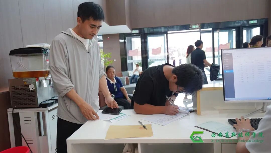 西安高新技师学院2026级新生顺利报到