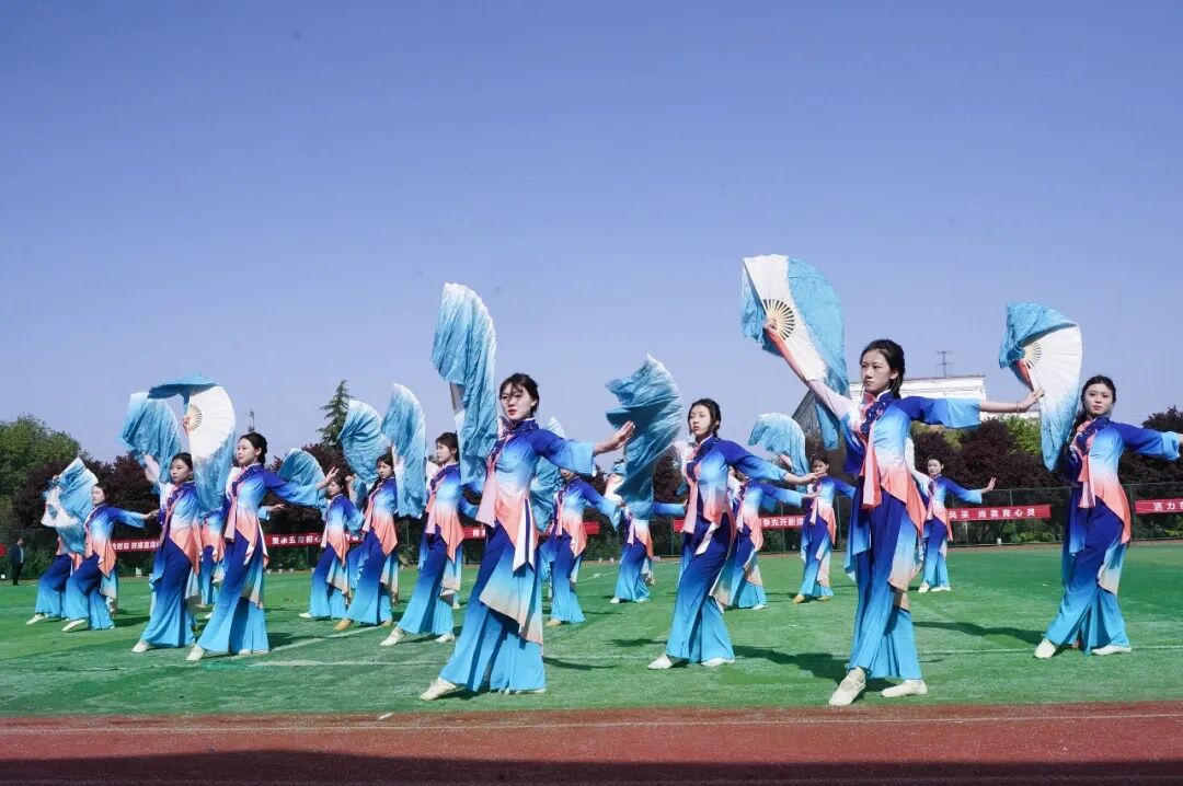 西安新高教职业高中第三届校园文化艺术节暨春季田径运动会开幕仪式！