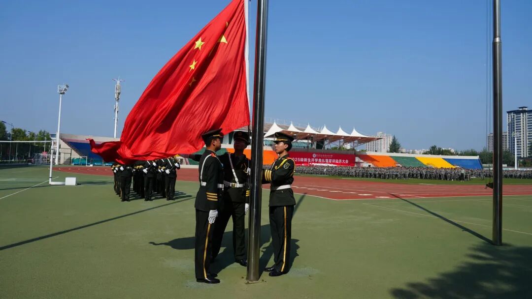 陕西农林职业技术大学党委书记韩明军向军训团授旗