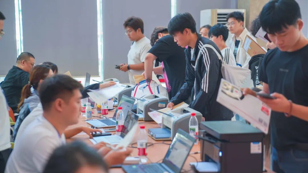 “新”光熠熠｜多图直击西安城市建设职业学院2026级新生报到现场！