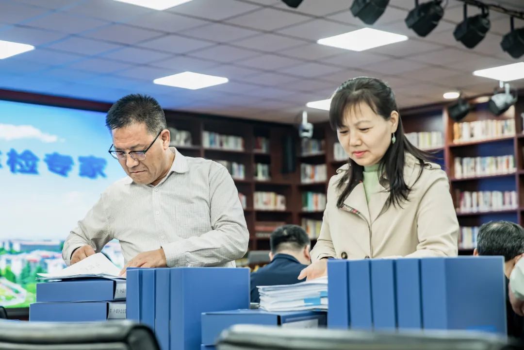 校党委副书记、副校长管忠民作工作汇报