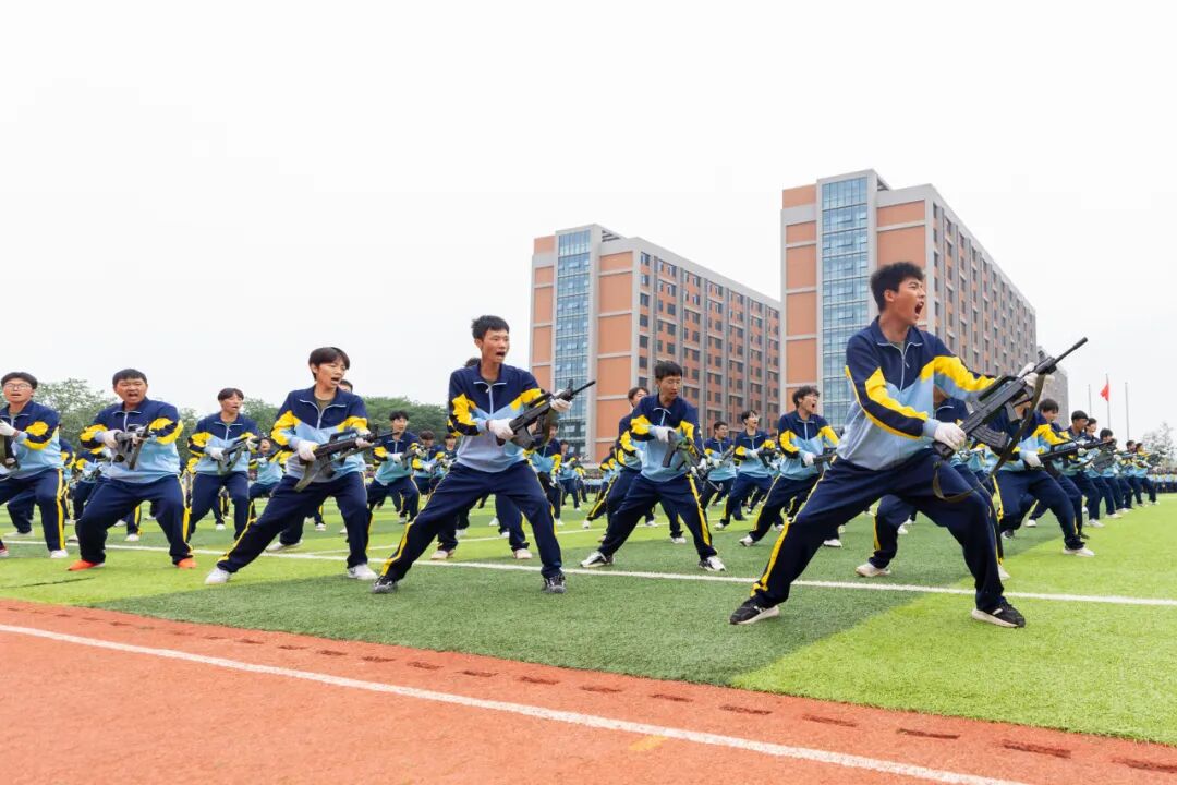 西安明德理工学院2026级学生开学典礼暨军训总结表彰大会圆满举行