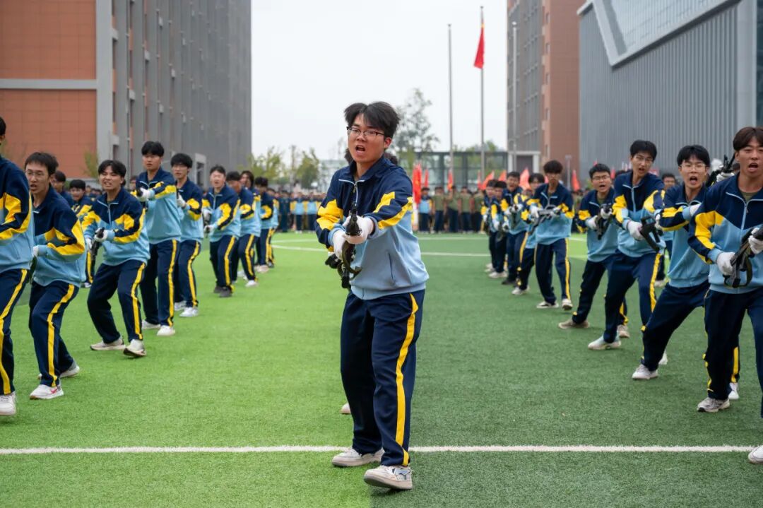 西安明德理工学院2026级学生开学典礼暨军训总结表彰大会圆满举行