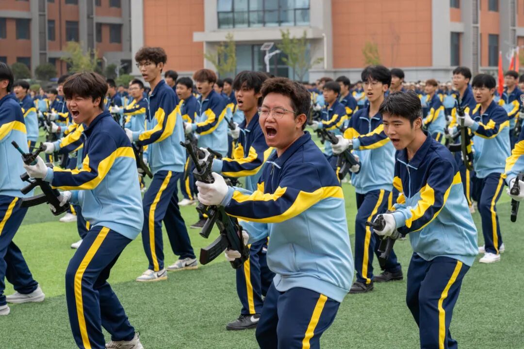 西安明德理工学院2026级学生开学典礼暨军训总结表彰大会圆满举行