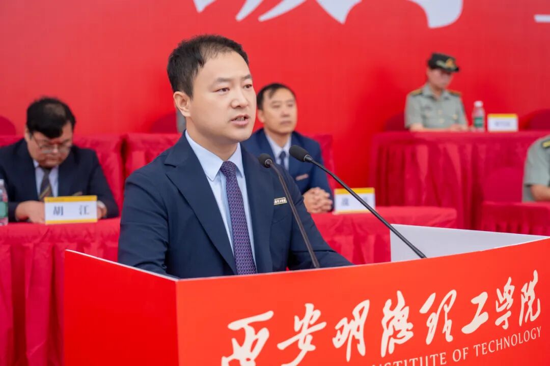 西安明德理工学院2026级学生开学典礼暨军训总结表彰大会圆满举行