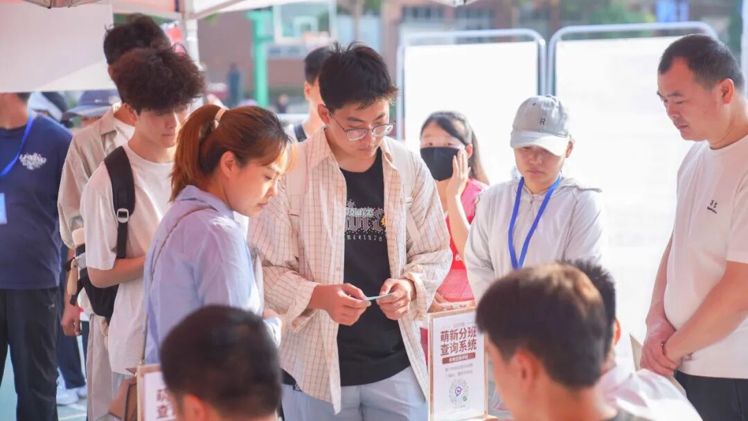 “新”光熠熠｜多图直击西安城市建设职业学院2026级新生报到现场！
