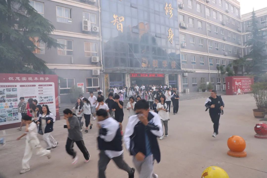 西安轨道交通技师学院成功开展2025年防火防汛防震综合演练