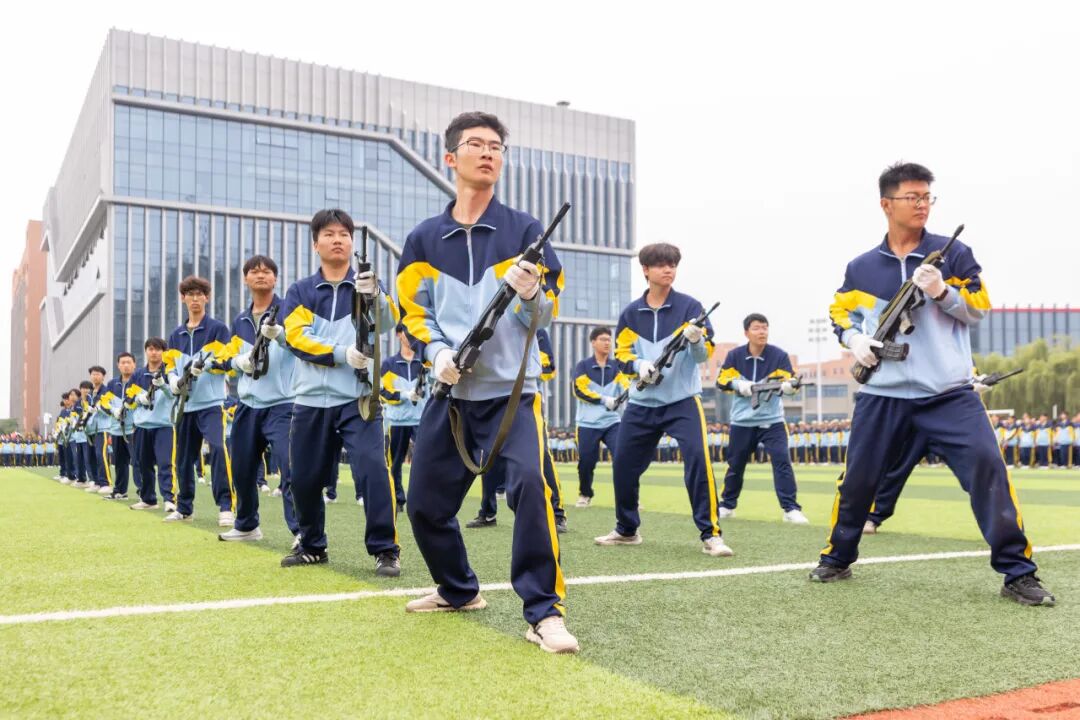 西安明德理工学院2026级学生开学典礼暨军训总结表彰大会圆满举行