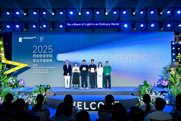 西安欧亚学院副校长孙建荣教授为学校价值观传递奖获奖团队颁奖6.JPG