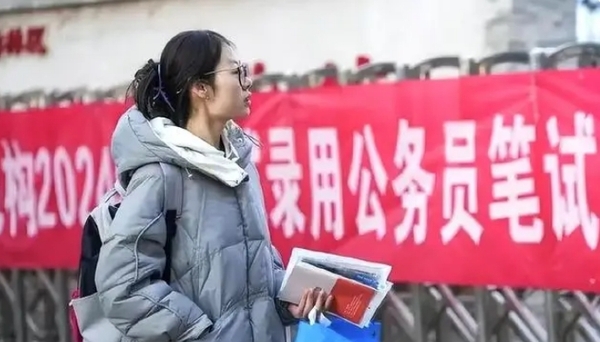 高校饱和的四大专业，就业机会低，大伙儿慎重报名3.png